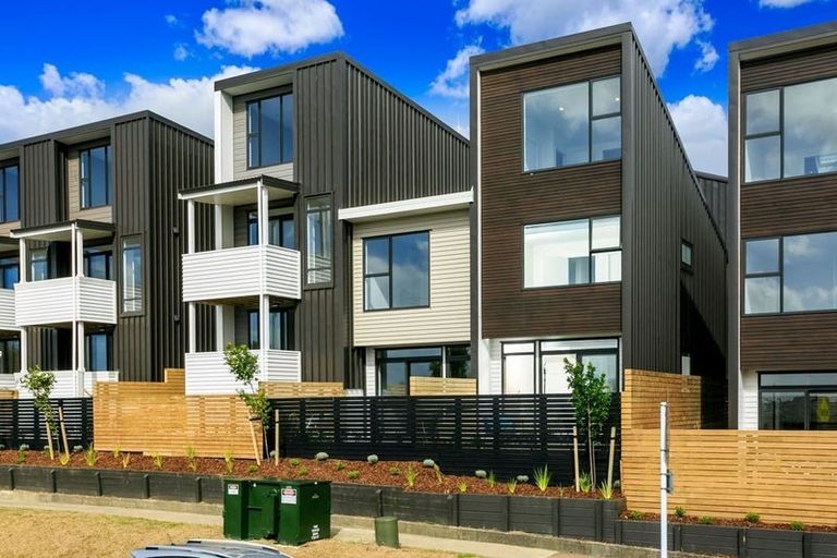 Photo of property in 5/15 Chivalry Road, Glenfield, Auckland, 0629