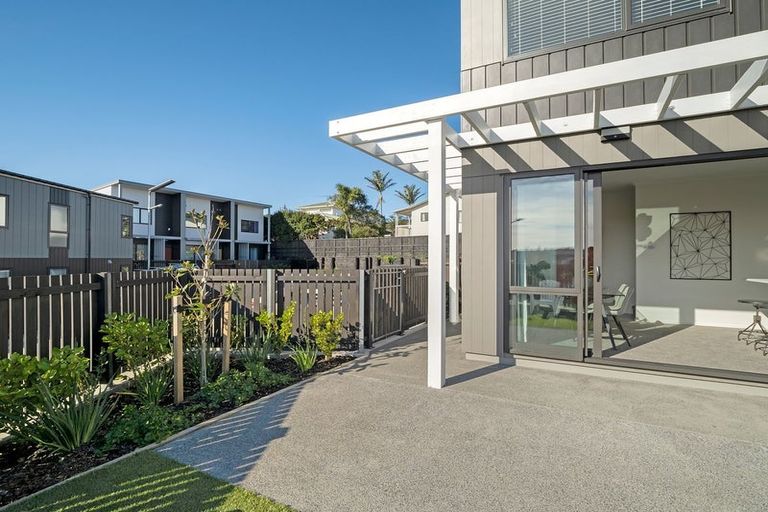 Photo of property in 1 Tuhono Lane, Northcote, Auckland, 0627