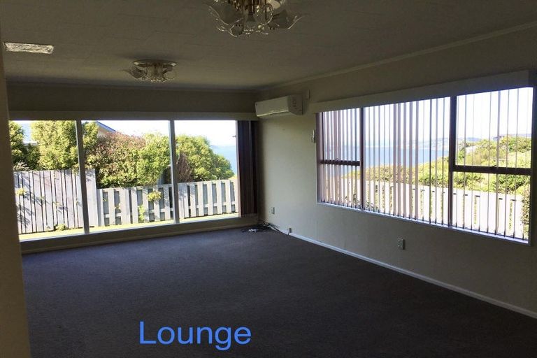 Photo of property in 34 Somes Crescent, Newlands, Wellington, 6037