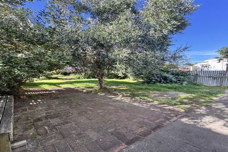 Photo of property in 61 Endeavour Street, Lyall Bay, Wellington, 6022