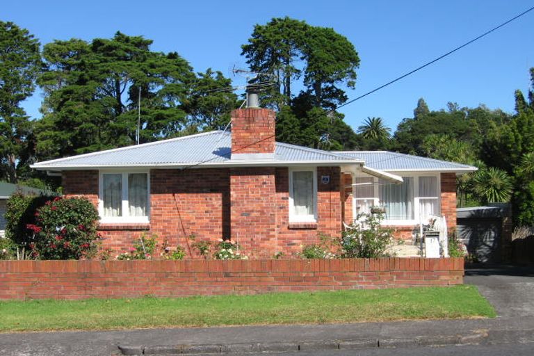 Photo of property in 17 Cron Avenue, Te Atatu South, Auckland, 0610
