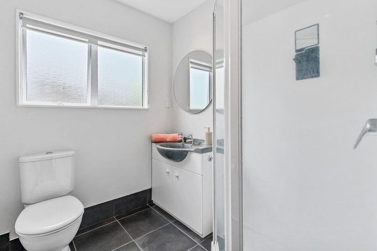 Photo of property in 5 Oystergrove Road, West Harbour, Auckland, 0618