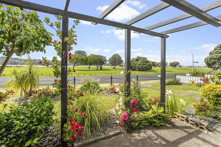 Photo of property in 92 Kiwi Esplanade, Mangere Bridge, Auckland, 2022
