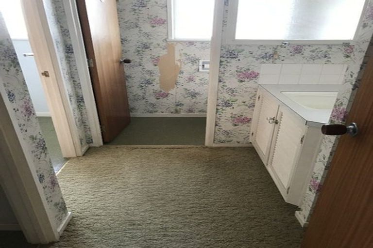 Photo of property in 12 Chelsea View Drive, Chatswood, Auckland, 0626