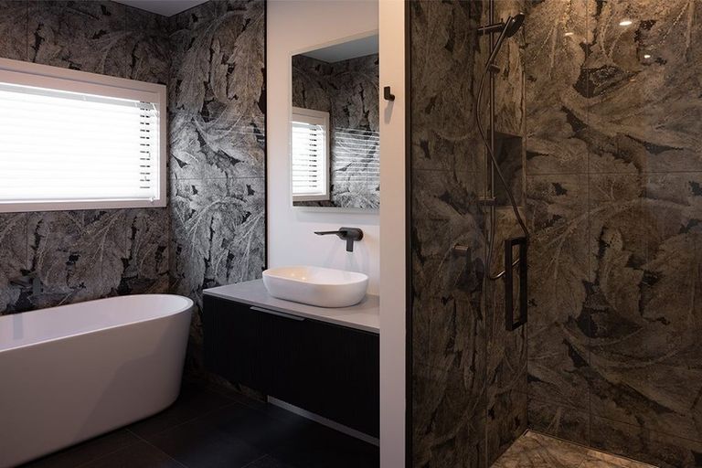 Photo of property in 70 Oak Road, Poraiti, Napier, 4112