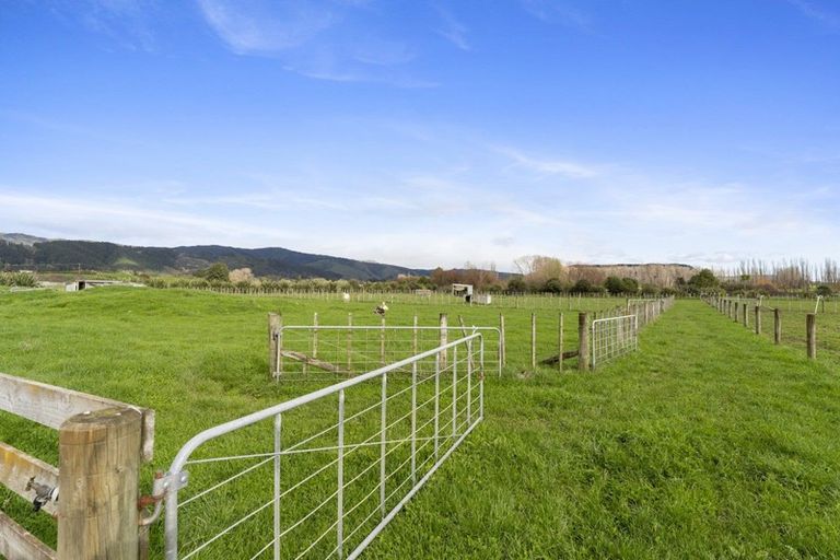 Photo of property in 103 Waikawa Beach Road, Manakau, Levin, 5573