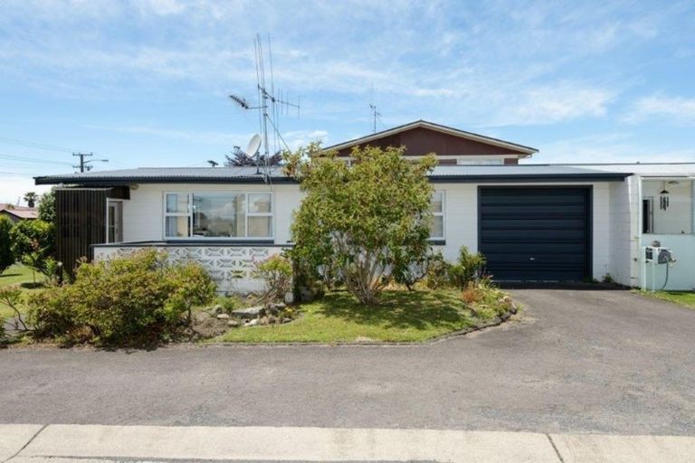 Photo of property in 2/92 Ngatai Road, Otumoetai, Tauranga, 3110