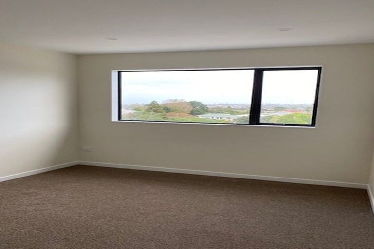 Photo of property in 66c Chivalry Road, Glenfield, Auckland, 0629