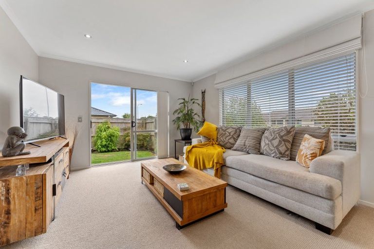 Photo of property in 16 Barry Curtis Place, Levin, 5510