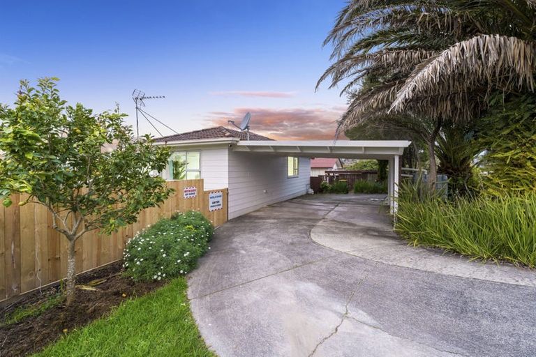Photo of property in 92 Gallony Avenue, Massey, Auckland, 0614