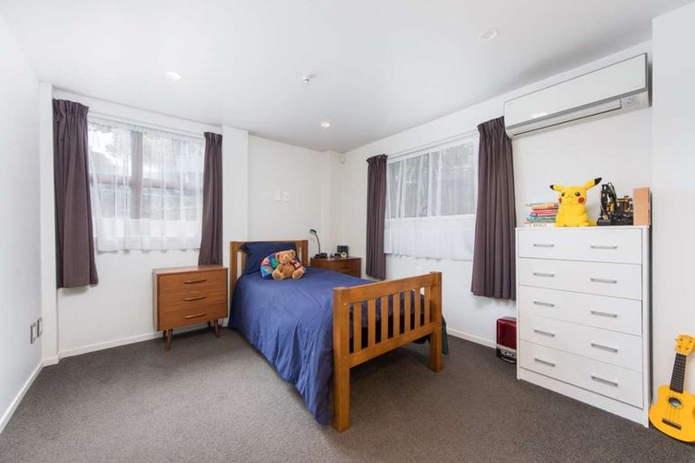 Photo of property in 14 Woodhouse Place, West Harbour, Auckland, 0618