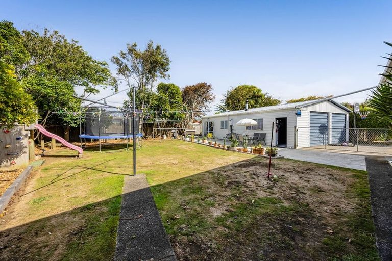 Photo of property in 15 Bone Crescent, Hawera, 4610