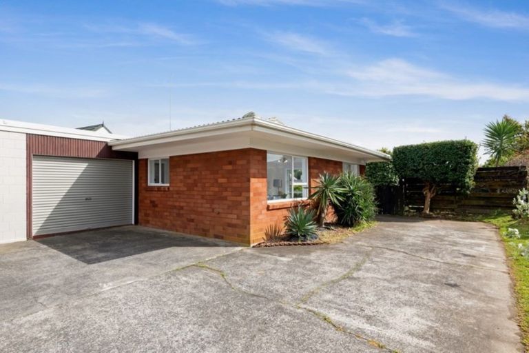 Photo of property in 2/24 Highland Park Drive, Highland Park, Auckland, 2010