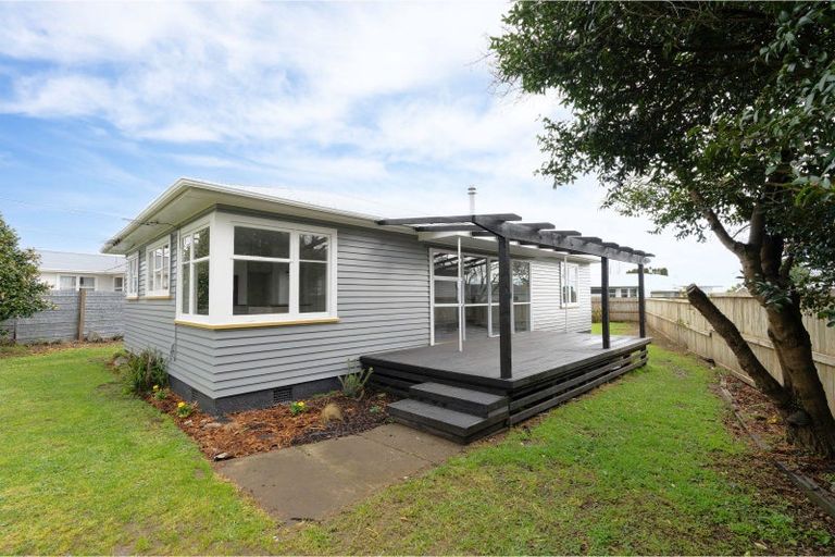 Photo of property in 17 Bartholomew Road, Levin, 5510