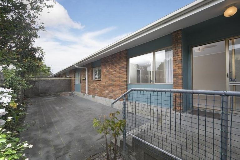 Photo of property in 2/236 Te Atatu Road, Te Atatu South, Auckland, 0610