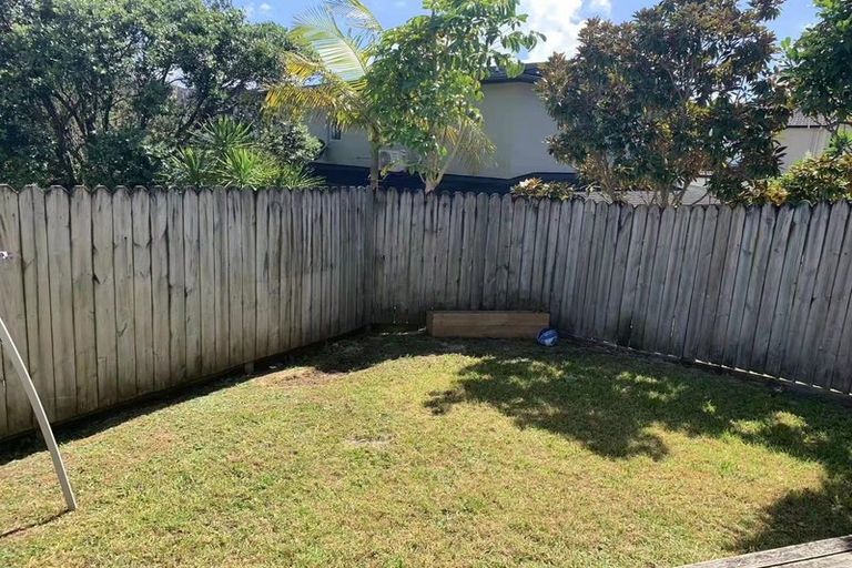 Photo of property in 20 Malin Place, Pinehill, Auckland, 0632