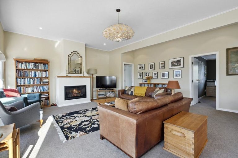 Photo of property in 53 Seaview Road, Paremata, Porirua, 5024