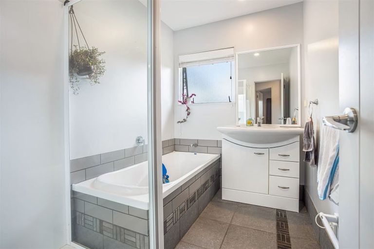 Photo of property in 68 South Kensington Way, Henderson, Auckland, 0612