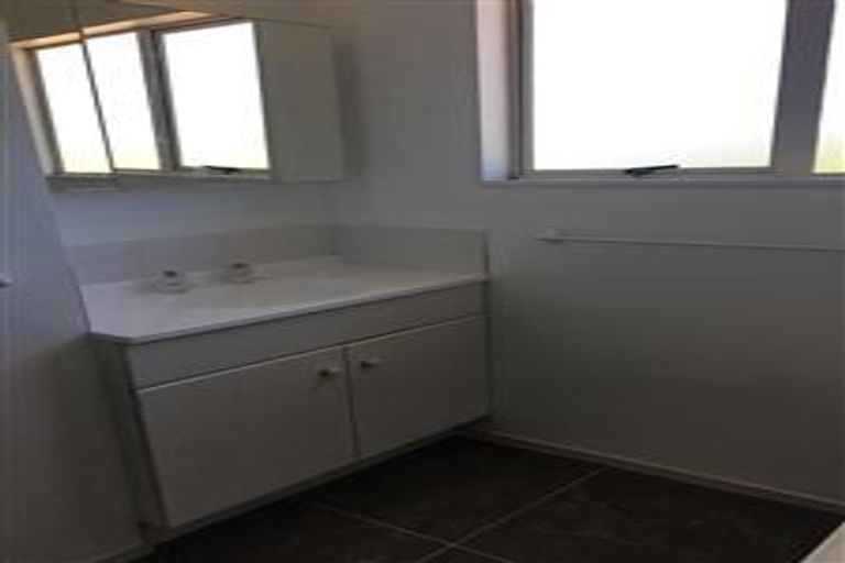 Photo of property in 2/113 Athena Drive, Totara Vale, Auckland, 0629