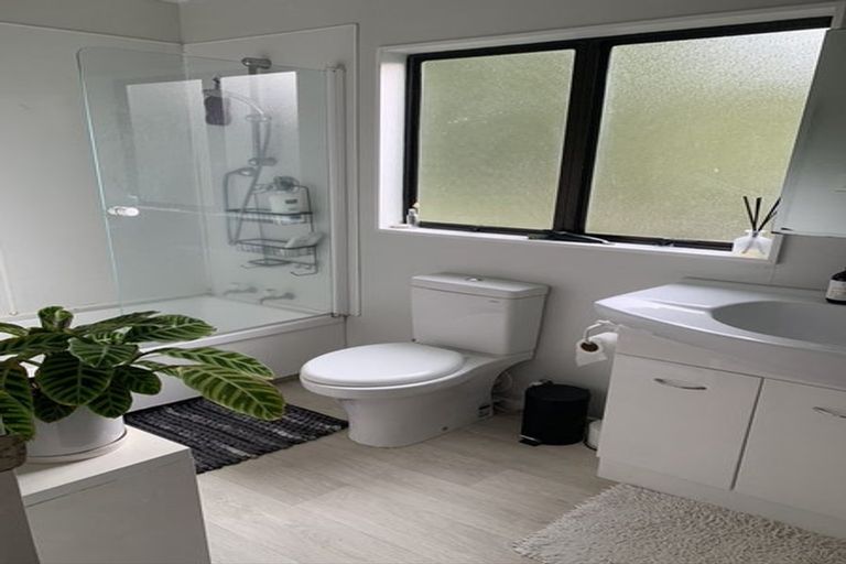 Photo of property in 2/11 Emery Grove, Bayview, Auckland, 0629