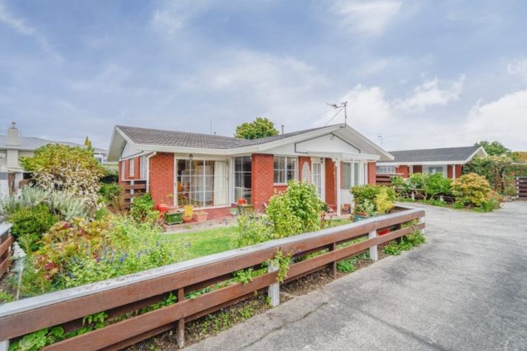 Photo of property in 2/142 Heretaunga Street, Palmerston North, 4414
