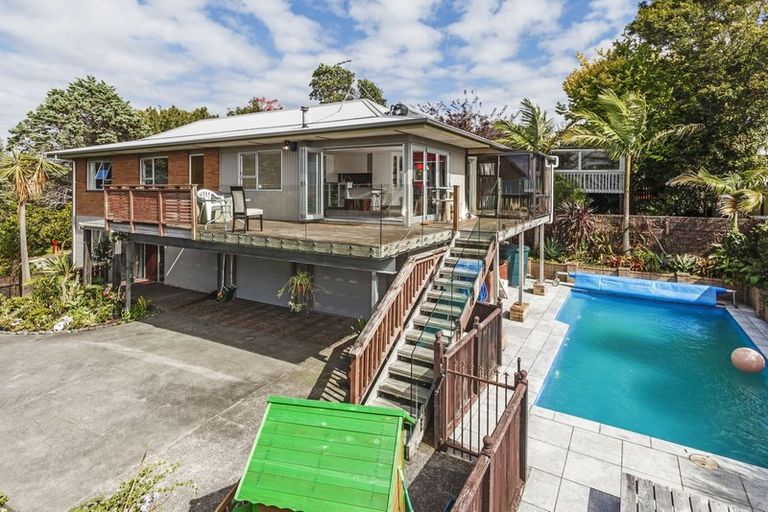 Photo of property in 4 Geoffrey Road, Torbay, Auckland, 0630