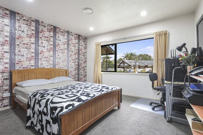 Photo of property in 8 Papatahi Place, Henderson, Auckland, 0610