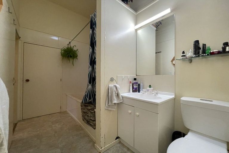 Photo of property in 16 Lawrence Street, Newtown, Wellington, 6021