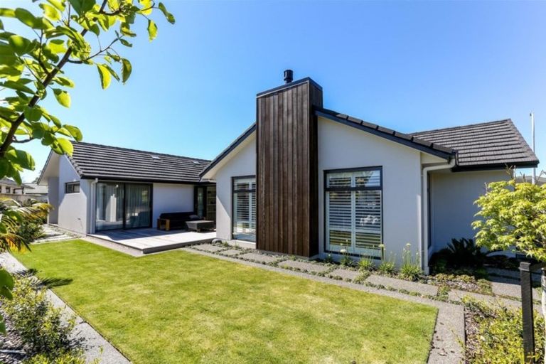 Photo of property in 1 Tupare Place, Highlands Park, New Plymouth, 4312