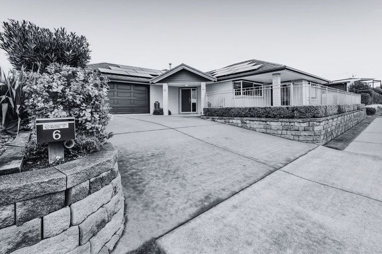 Photo of property in 6 Saint Andrews Parkway, Waiwhakaiho, New Plymouth, 4312