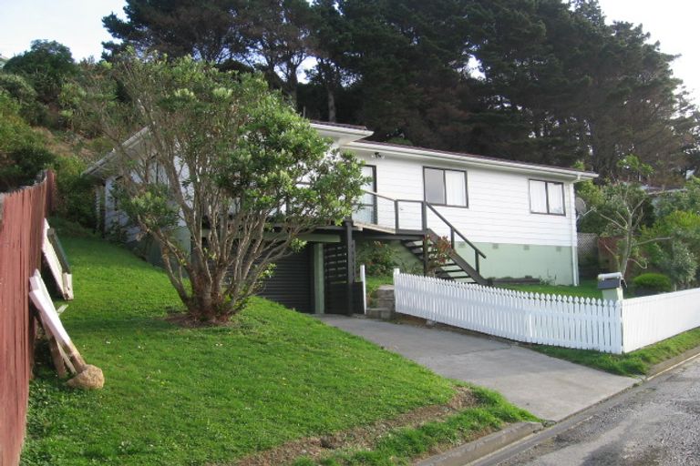 Photo of property in 25 Fernhaven Grove, Newlands, Wellington, 6037