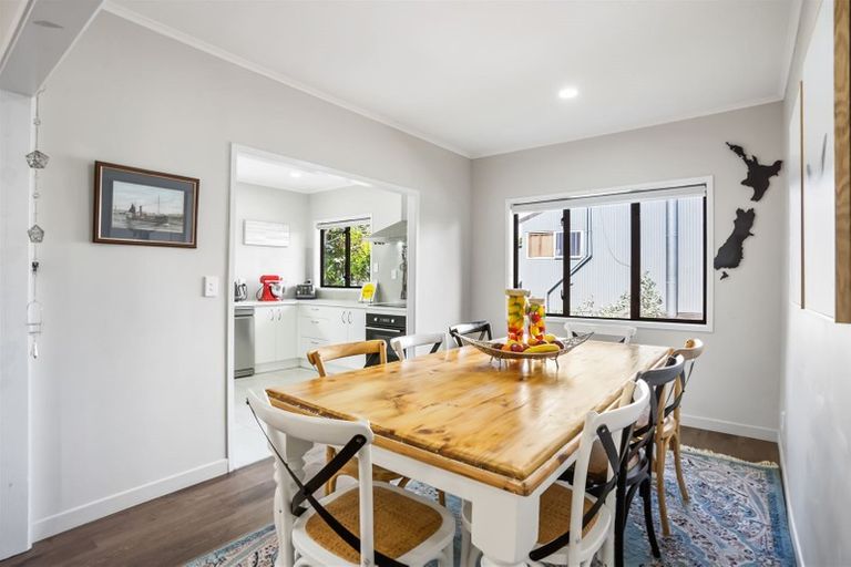 Photo of property in 17 Newport Place, Forrest Hill, Auckland, 0620