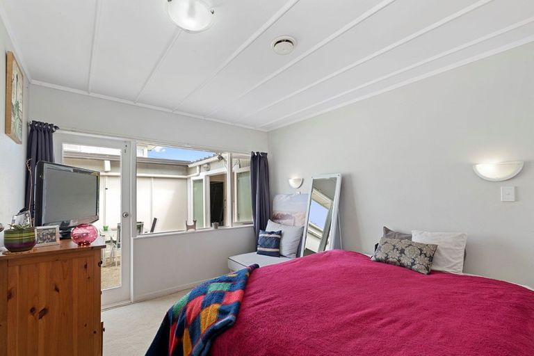 Photo of property in 97 Tiroroa Avenue, Te Atatu South, Auckland, 0610