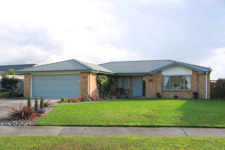 Photo of property in 16 Naul Place, East Tamaki Heights, Auckland, 2016