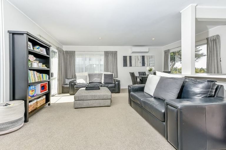 Photo of property in 4/26 Midgley Road, West Harbour, Auckland, 0618