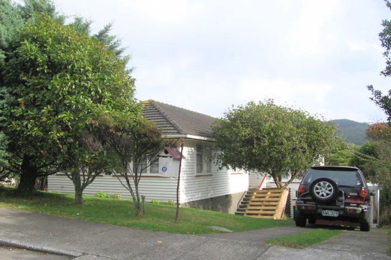 Photo of property in 60 Taylor Terrace, Tawa, Wellington, 5028