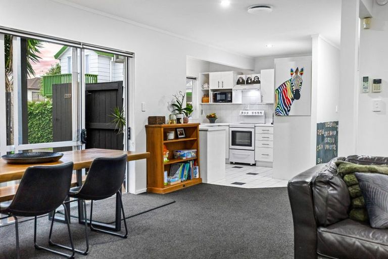 Photo of property in 2/41 Colwill Road, Massey, Auckland, 0614