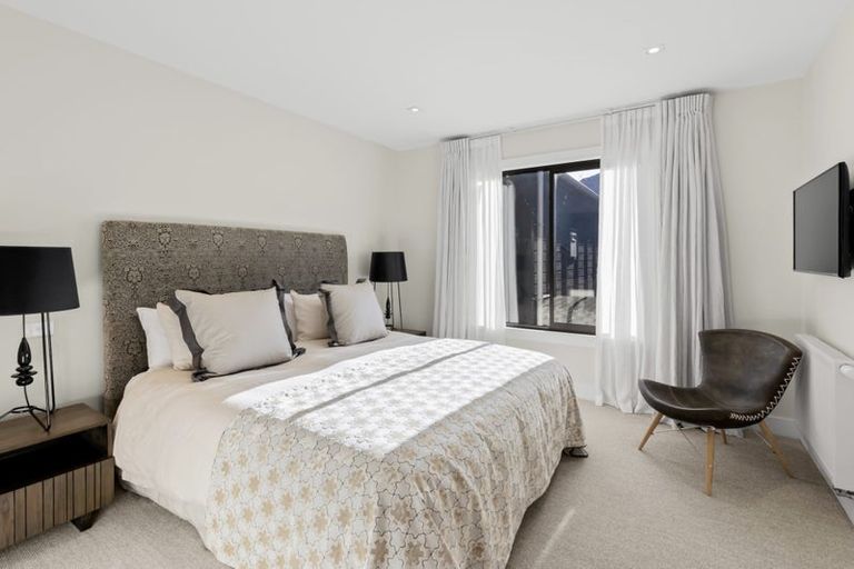 Photo of property in 2 Taramea Lane, Arrowtown, 9371