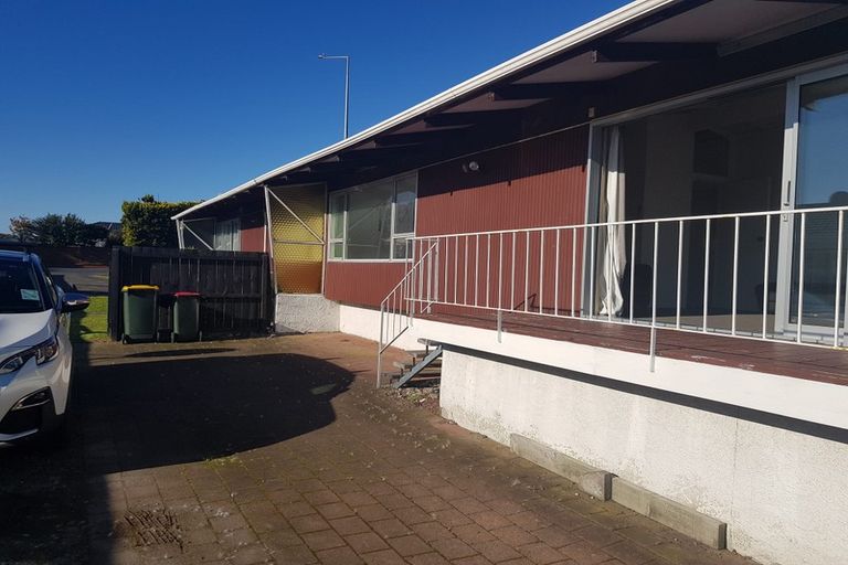 Photo of property in 2/112 Te Atatu Road, Te Atatu South, Auckland, 0610