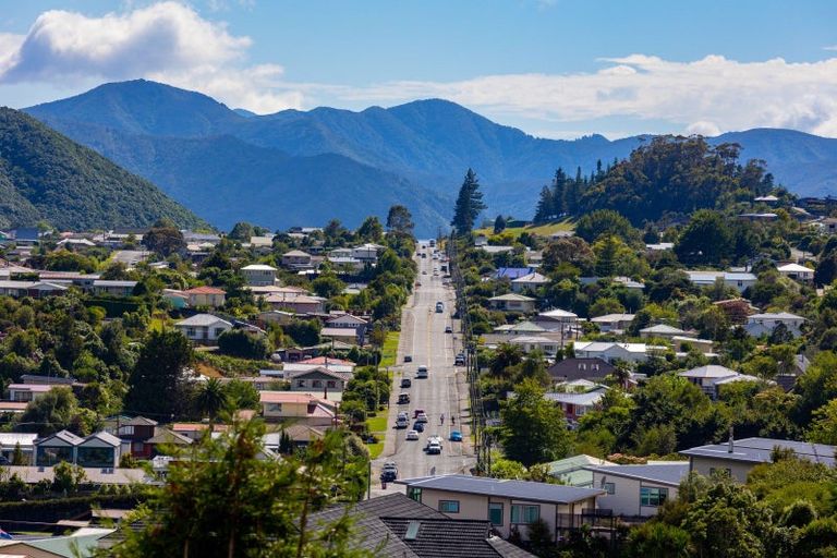 Photo of property in 7 Broadway, Picton, 7220