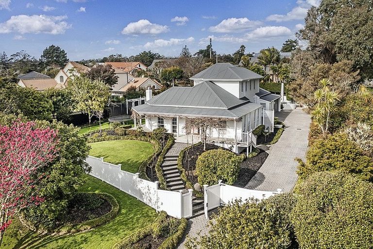 Photo of property in 1 Almond Grove, Greenhithe, Auckland, 0632