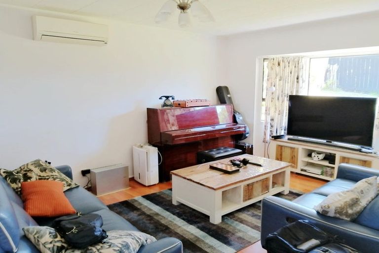 Photo of property in 11 Meadowood Drive, Unsworth Heights, Auckland, 0632