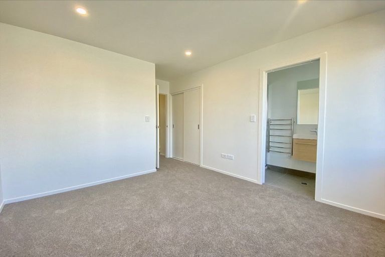 Photo of property in 5/12 Enderby Drive, Te Atatu Peninsula, Auckland, 0610