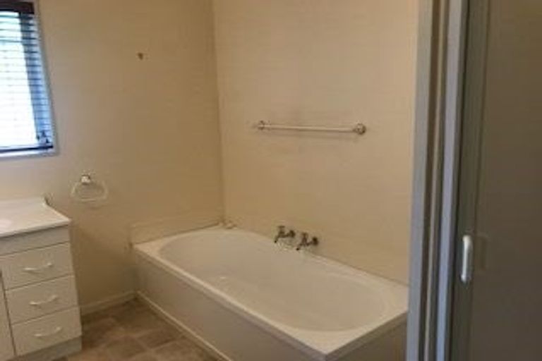 Photo of property in 34 Taioma Crescent, Te Atatu Peninsula, Auckland, 0610