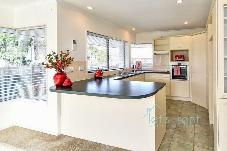 Photo of property in 2 Pat O'connor Place, Manurewa, Auckland, 2105