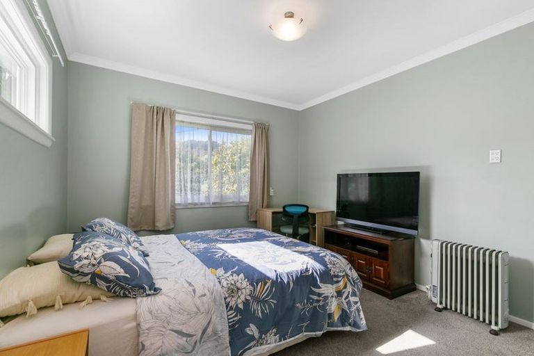 Photo of property in 33 Ranui Terrace, Tawa, Wellington, 5028
