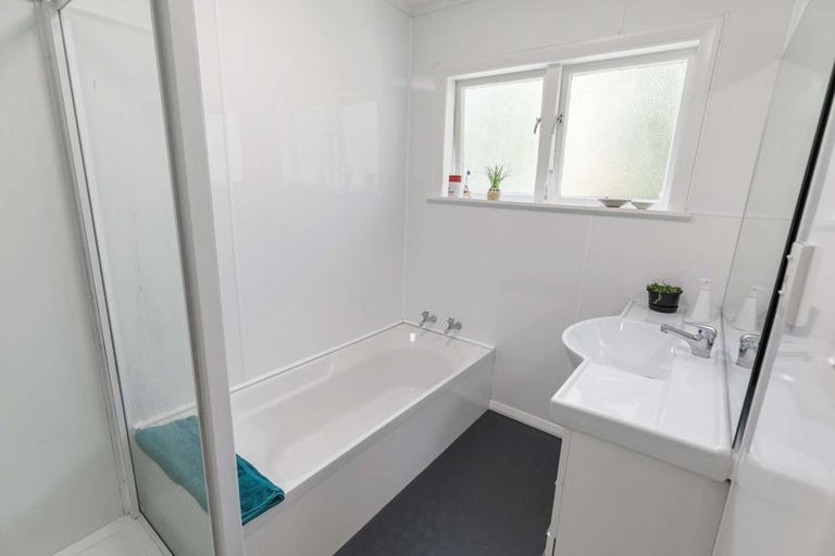 Photo of property in 18 Kiwi Crescent, Tawa, Wellington, 5028