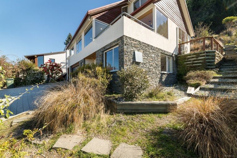 Photo of property in 141 Wynyard Crescent, Fernhill, Queenstown, 9300
