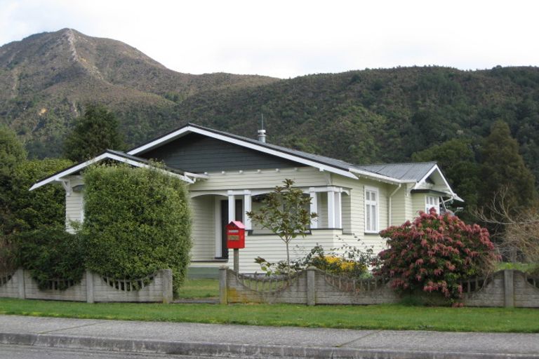 Photo of property in 130 Fairfax Street, Murchison, 7007