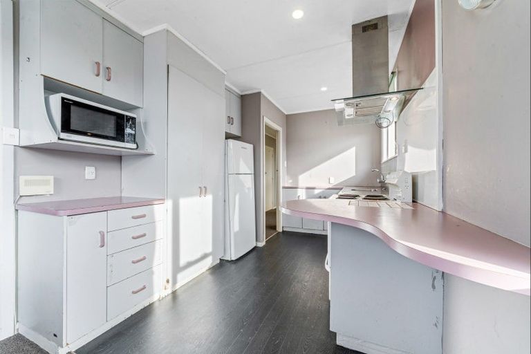 Photo of property in 7 Kelvin Place, Westown, New Plymouth, 4310